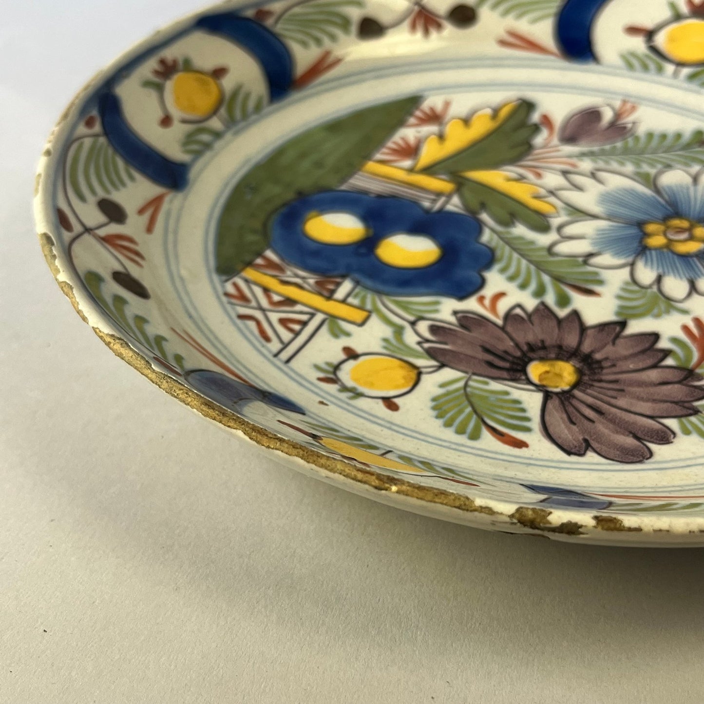 An 18th-Century Delft Polychrome Plate with Floral Decoration | c.1775–1790